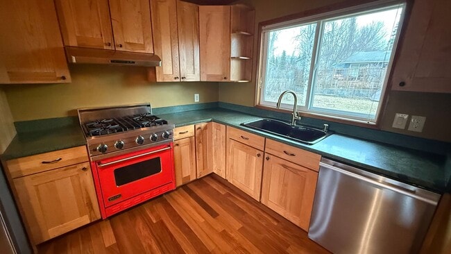 Building Photo - Spunky 3 Bedroom House in Westchester Lagoon! Available NOW!
