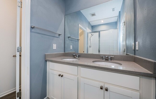 Building Photo - Large 3/3/2 Townhome Carrollwood