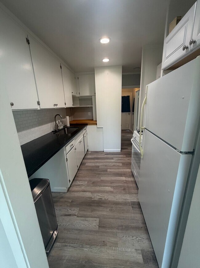 Building Photo - 5319/21 Robertson Ave