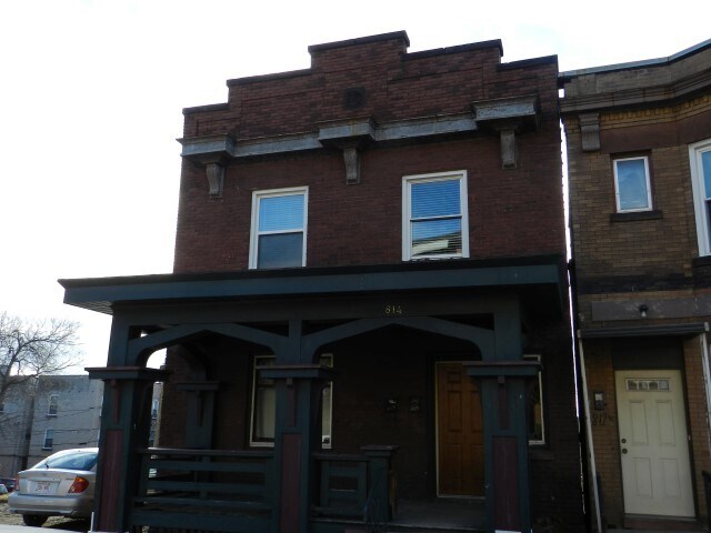 Building Photo - 814 E 2nd St