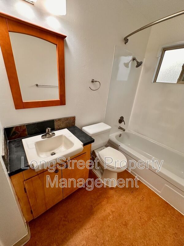 Building Photo - 127 SE 30th Pl