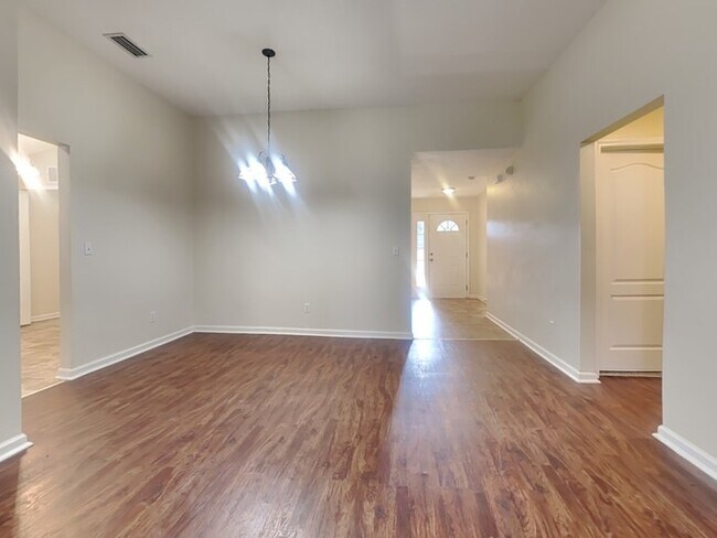 Building Photo - Spacious 4/2 with Fenced Yard