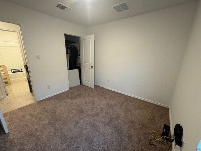 Building Photo - Super Nice with Great Price.  3 Bedroom 2 Bath 1 Story