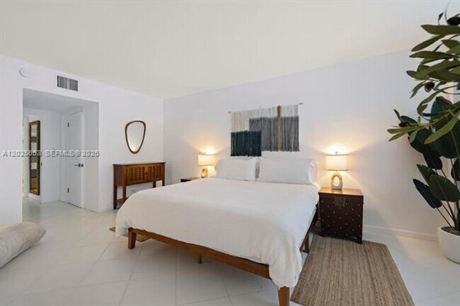 Building Photo - 2301 Collins Ave
