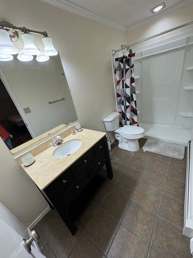 Building Photo - Large 4 bedroom 4 bath 2 Car Garage in mid...