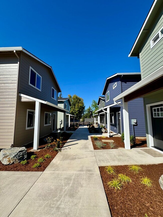 Building Photo - Newly Built 3 Bed, 2.5 Bath Cottage Homes with Free Wifi Internet