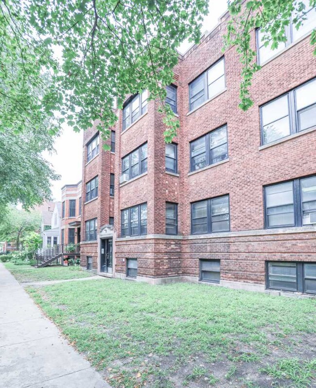 Building Photo - 1535 W Cornelia Ave