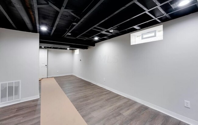 Building Photo - 1133 Duxberry Ave