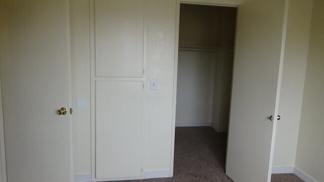Bed2 walk in closet - 1117 Seabreeze Way
