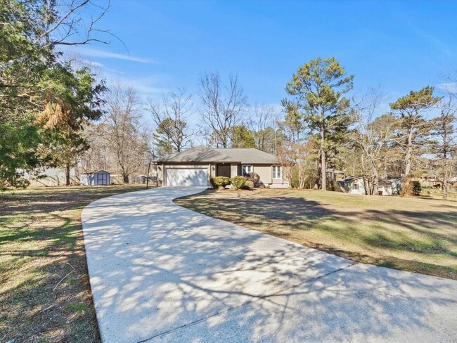 Building Photo - Large lot and close to town.