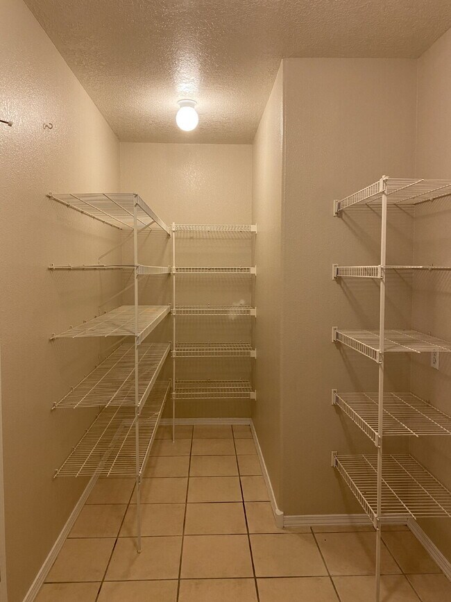 Building Photo - COMMUNITY POOL - LARGE 4 BEDROOM - Master Upstairs