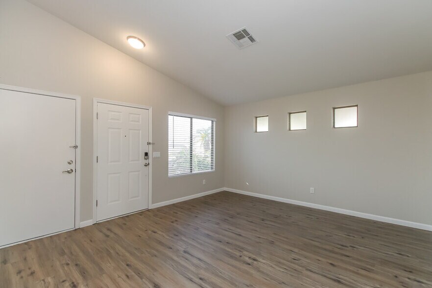 Building Photo - 9914 E Diamond Ave