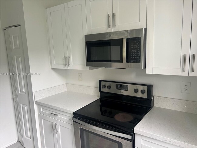 Building Photo - 946 NE 42nd Terrace