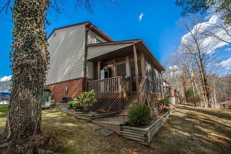 Back-Enclosed Porch - 706 Chert Ln