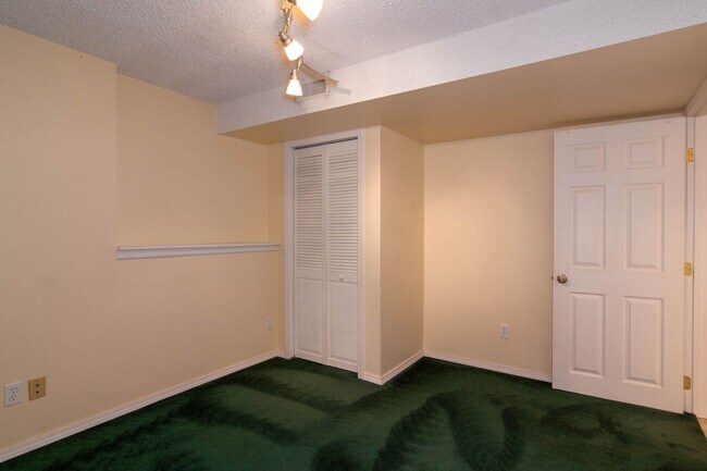 Building Photo - 4 Bed 3 Bath North Side Home nearly 2400 s...