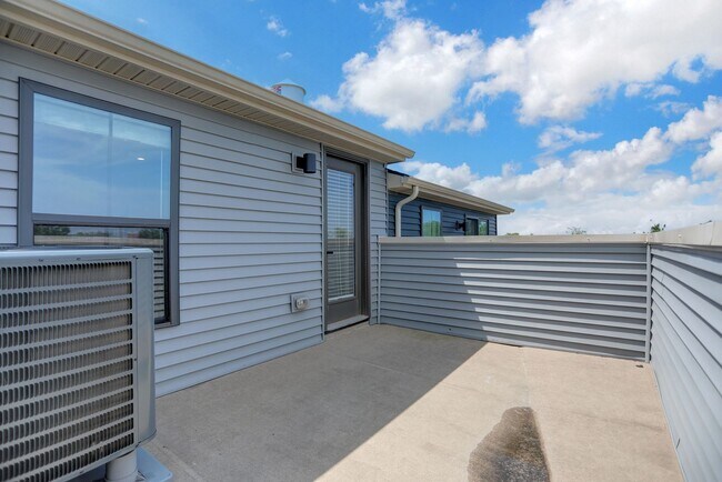 Building Photo - Luxury 4-Story Townhome with Rooftop Terrace!