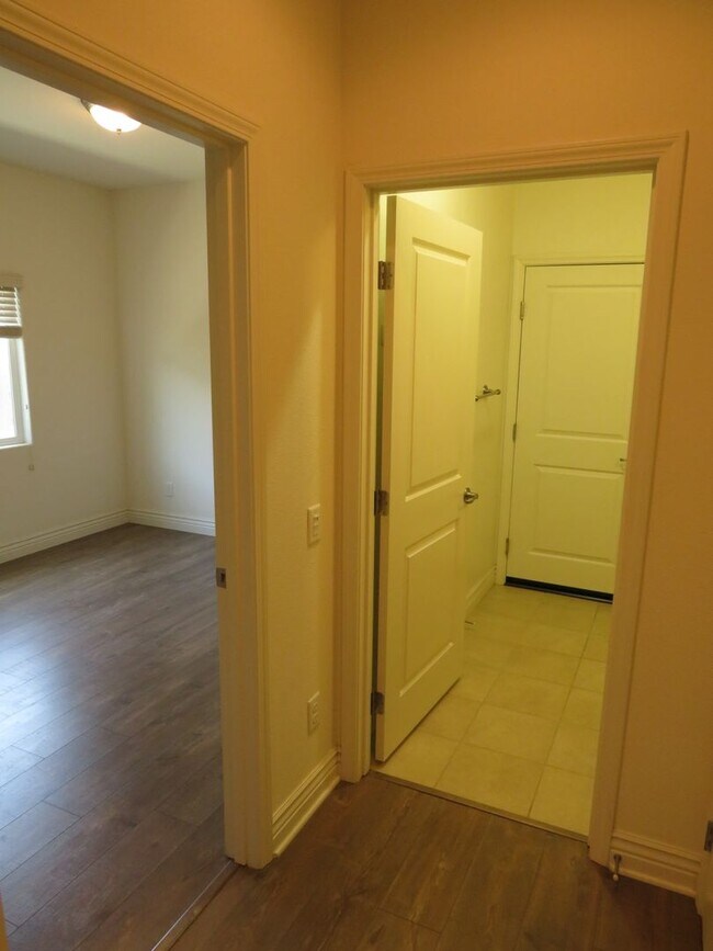 Building Photo - 305 Hampton Dr