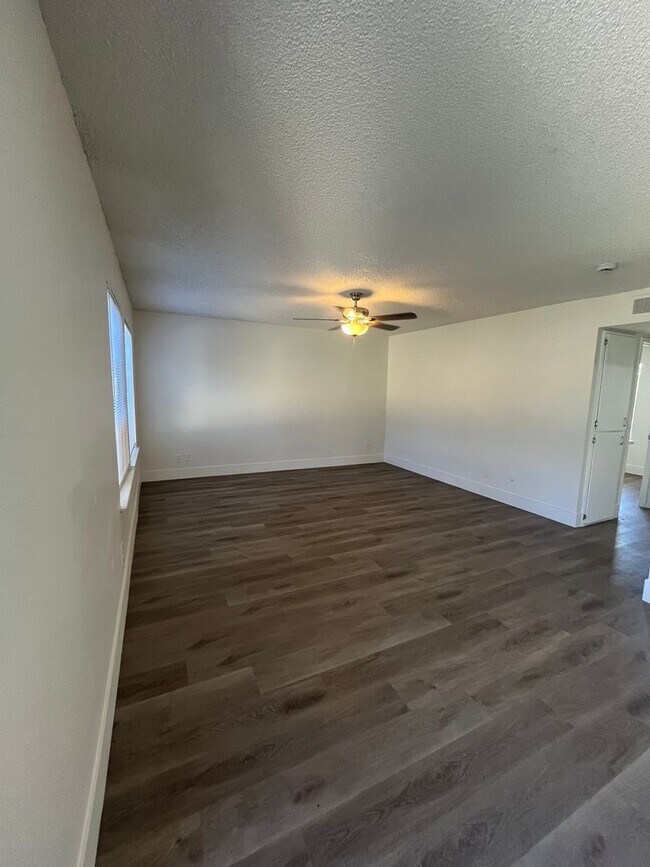 Building Photo - Downstairs Unit Move in Ready!