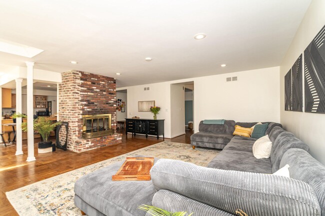 Building Photo - 1800 Lark Ln