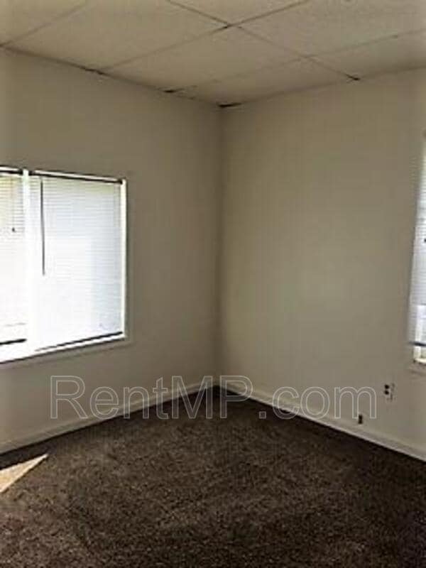 Building Photo - 1302 W Lyons St