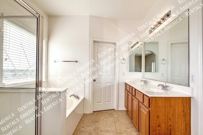 Building Photo - 935 E Blue Spruce Ln