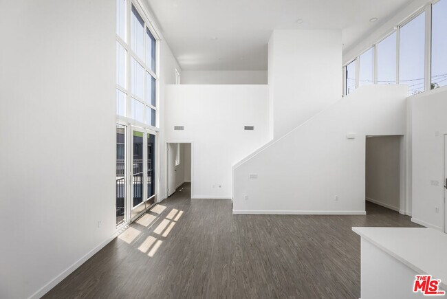 Building Photo - 5750 Hollywood Blvd