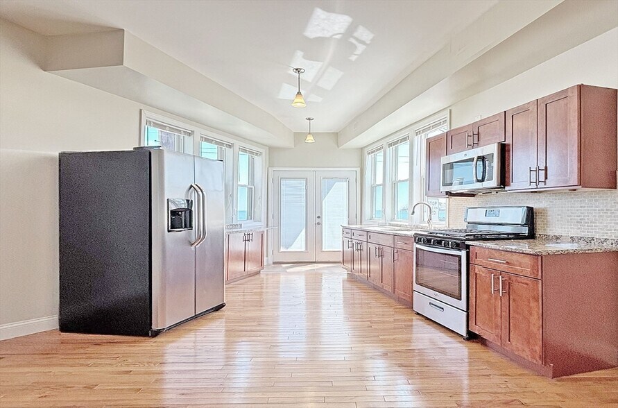 Primary Photo - 1043 Winthrop Ave
