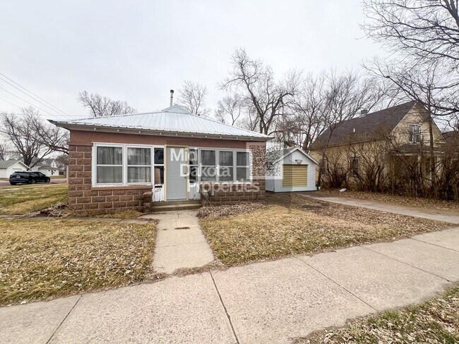 Building Photo - 623 E Hanson-3 bedroom house