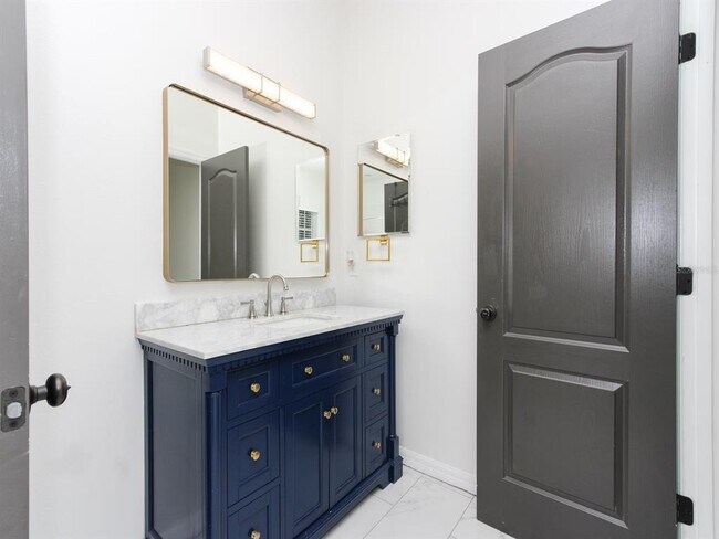 Building Photo - 687 Statenville Ct