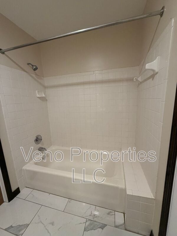 Building Photo - 4808 Foxwood Dr S