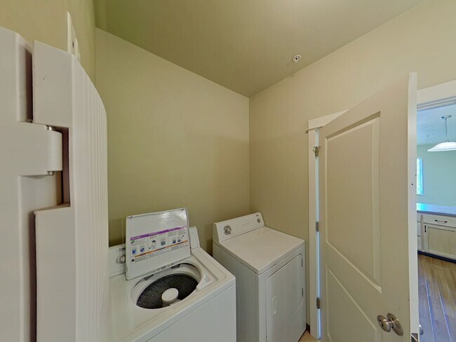 Building Photo - 1991 Oak St