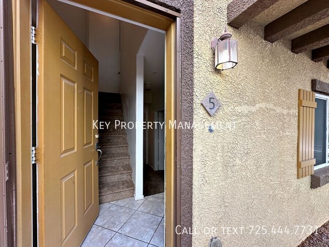 Building Photo - TRI-LEVEL 3 BEDROOM, 2.5 BATH TOWNHOME IN ...