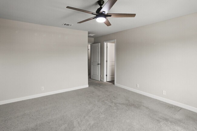 Building Photo - 4 Bedroom/3 bath home Southglen Subdivision