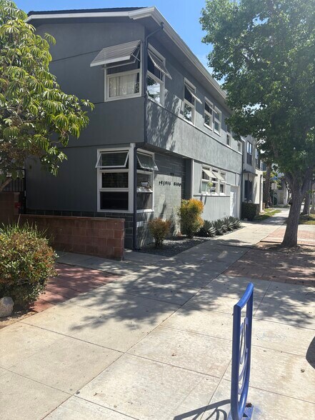 Building Photo - 933 E 1st St