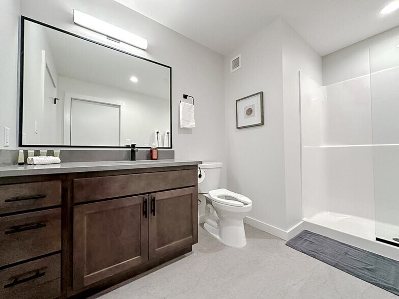 Building Photo - 403 W 4th St N