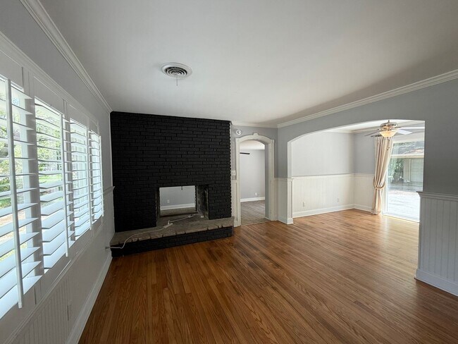 Building Photo - Spacious Updated Ranch in West Oak Forest