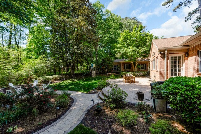 Building Photo - A rare estate-style rental in Thoroughgood