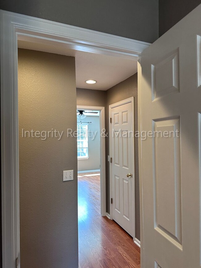 Building Photo - 1041 W Laurenwood Ln