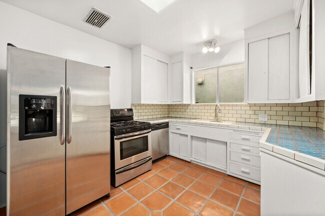 Building Photo - 6148 Glen Holly St