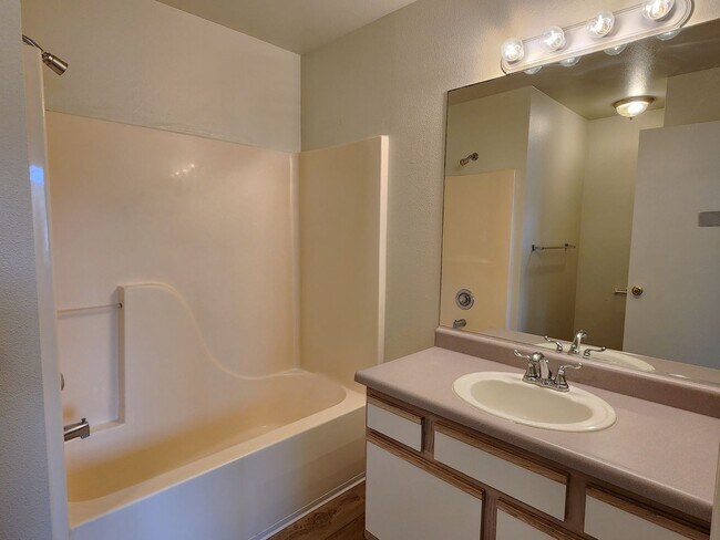 Building Photo - 404 Valley Cir