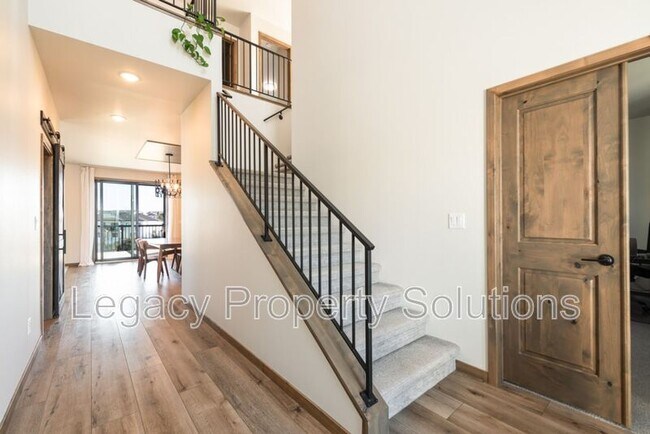 Building Photo - 527 Flint Dr