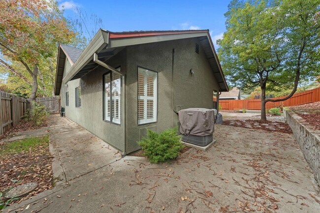 Building Photo - Single-Story El Dorado Hills Home with Vau...