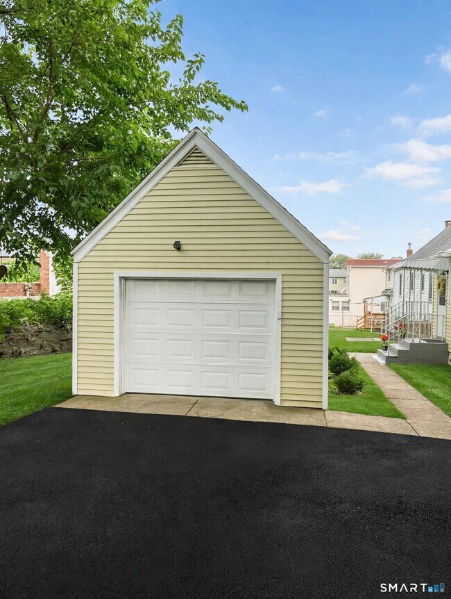Building Photo - 236 Goldenrod Ave