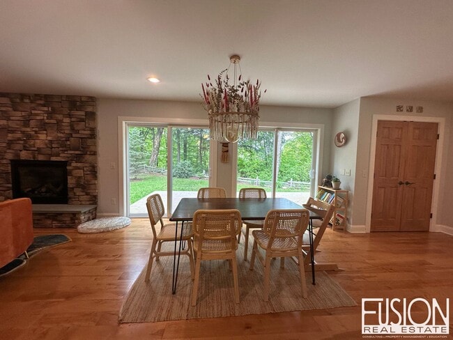 Building Photo - Beautiful, Spacious, Private Four Bedroom ...