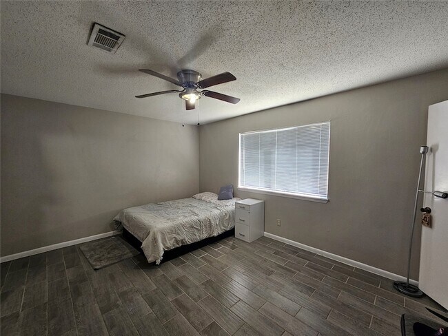 Building Photo - 16715 Rockbend