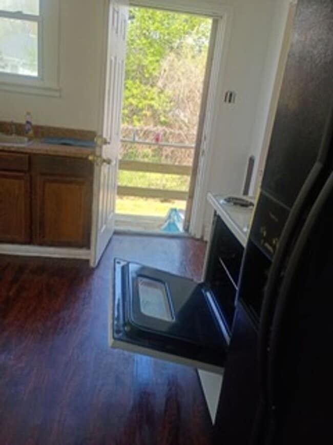 Building Photo - Lockland gem