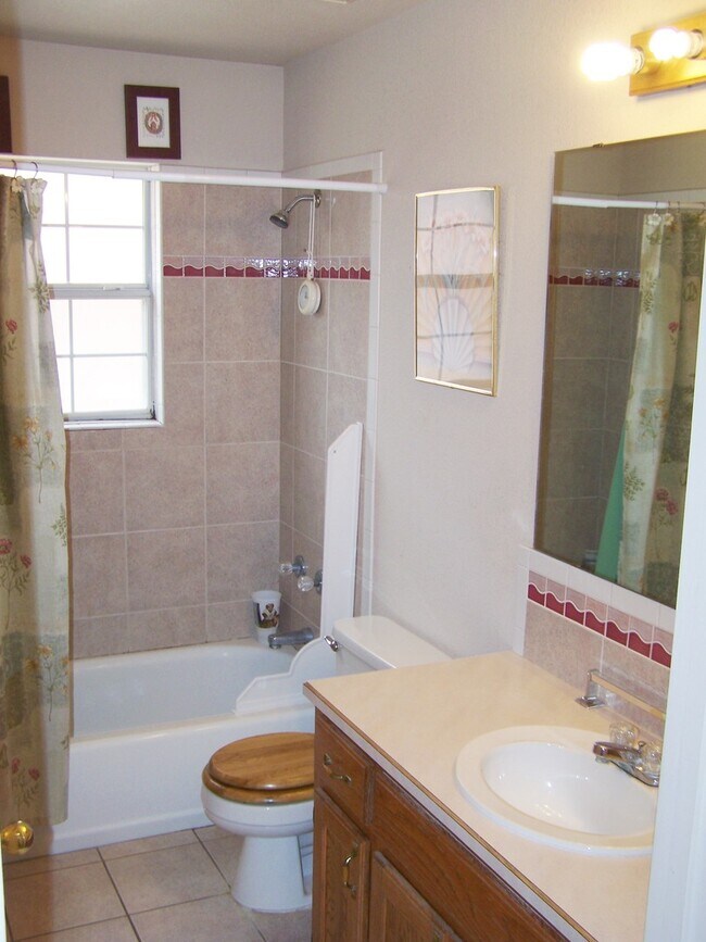 Building Photo - Beautiful 4 Bdrm/2.25 Bath Home With Split Bdrms.