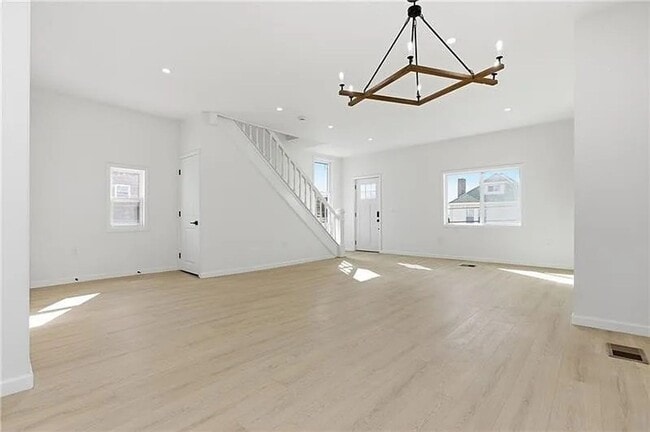 Building Photo - 4 bed 2.5 bath - stunning home, great location, must see.