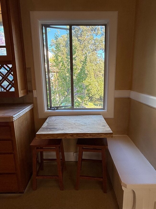 Building Photo - Great 2 Bedroom Rental Home in Crocker Highland District