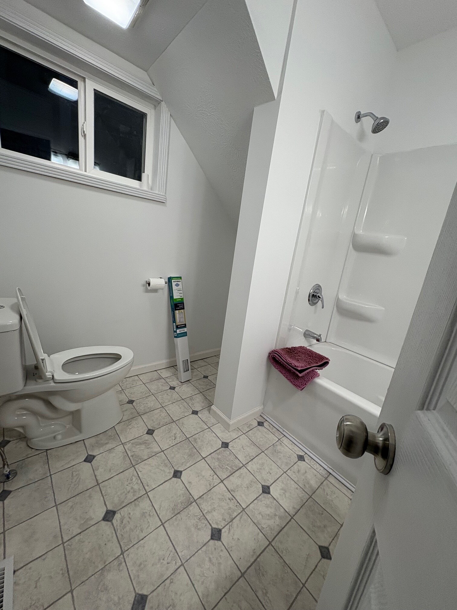 Building Photo - 618 Dennis St